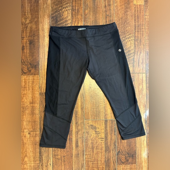 Lija Capri Athletic Leggings Size Large. - Picture 2 of 9